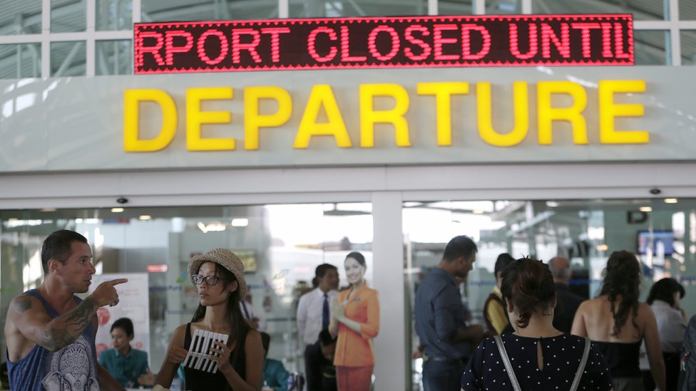 Пассажиры в аэропорту Нгурах-Рай / Денпасар, Бали (5 ноября 2015 г.)