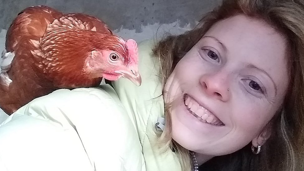 Лиза Томас с дружелюбной курицей