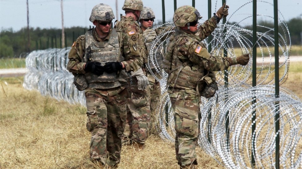 Militares en la frontera entre Estados Unidos y México colocan alambres de púas.
