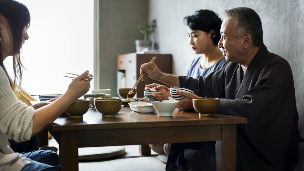 Personas comiendo en una mesa