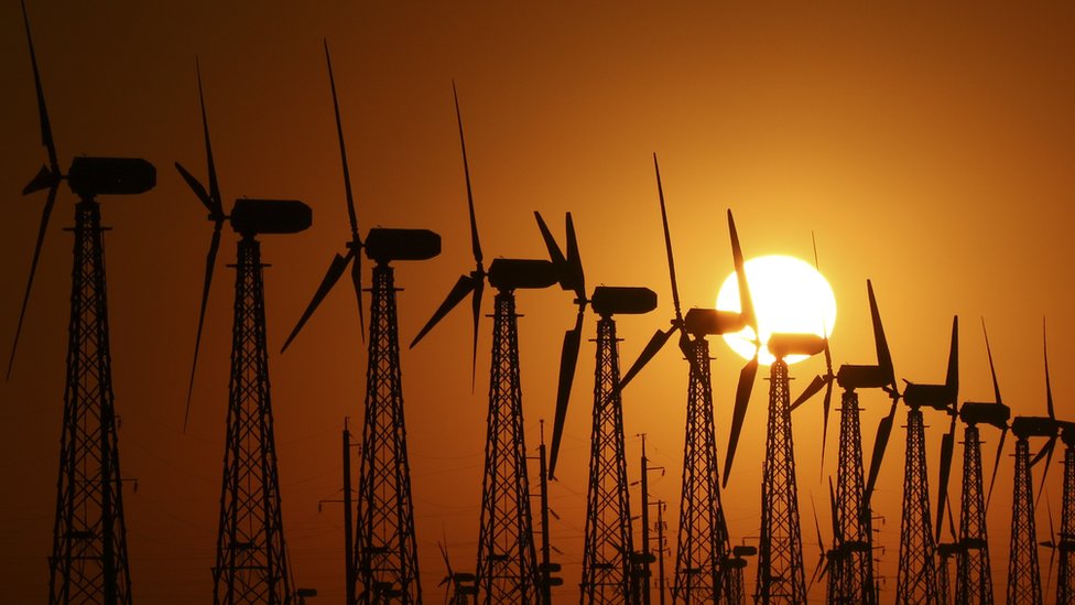 Puesta de sol detrás de torres para generación de energía eólica en Crimea