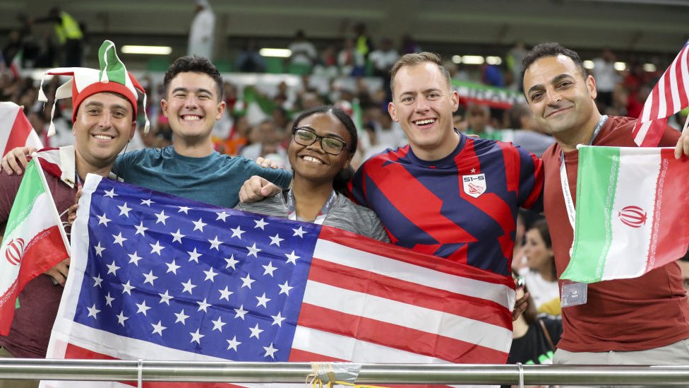 Fans de EE.UU. e Irán en el estadio