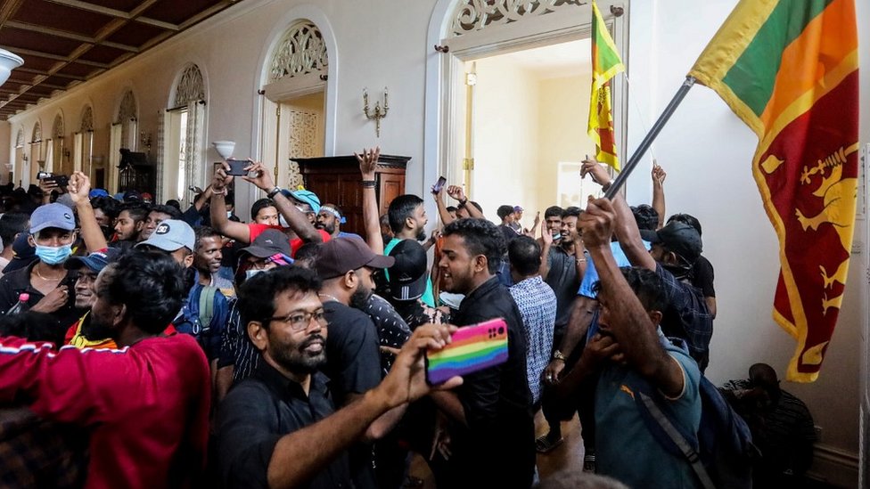 Hiljade ljudi upalo je u rezidenciju predsednika Šri Lanke