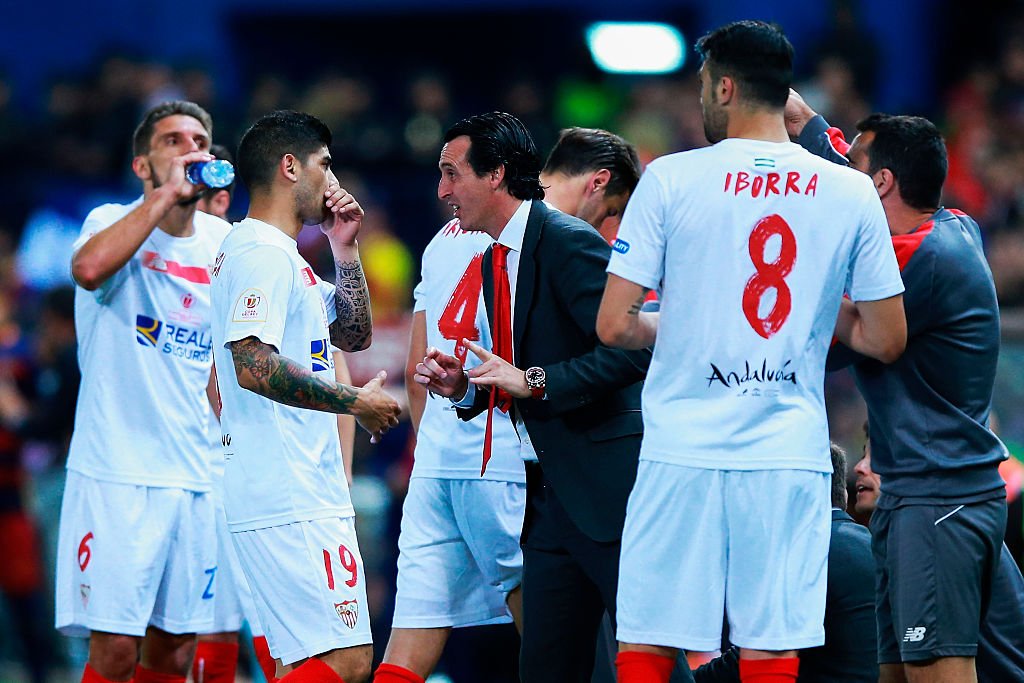 Una de las fortalezas que se cree tiene Emery es su cercana relación con los jugadores que dirige. Unai Emery en el Sevilla