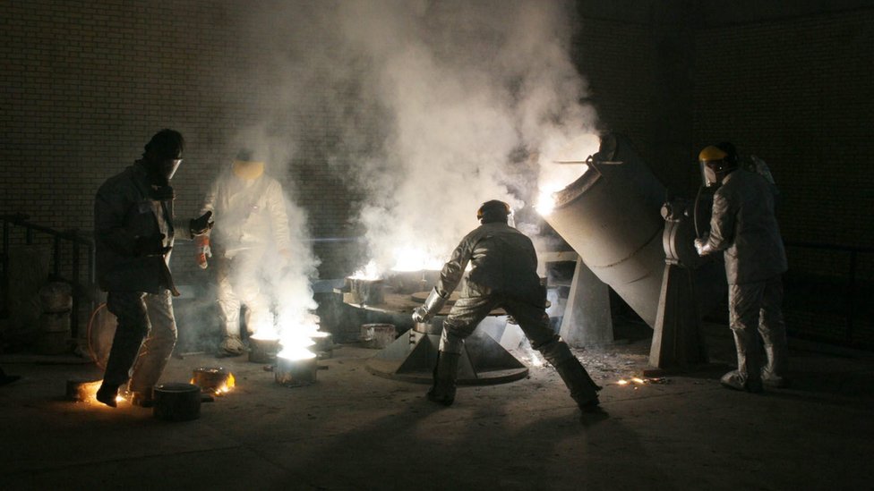 Мужчины работают на заводе по конверсии урана в Исфахане, Иран (30 марта 2005 г.)