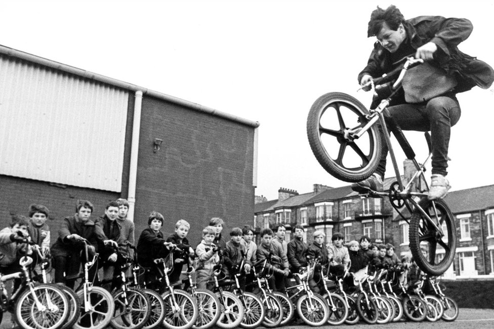 Мартин Браннинг в действии на BMX, 29 декабря 1983 года. Байкеры вручили депутатам местных советов петицию с именами 100, призывающую построить трассу BMX в Редкаре