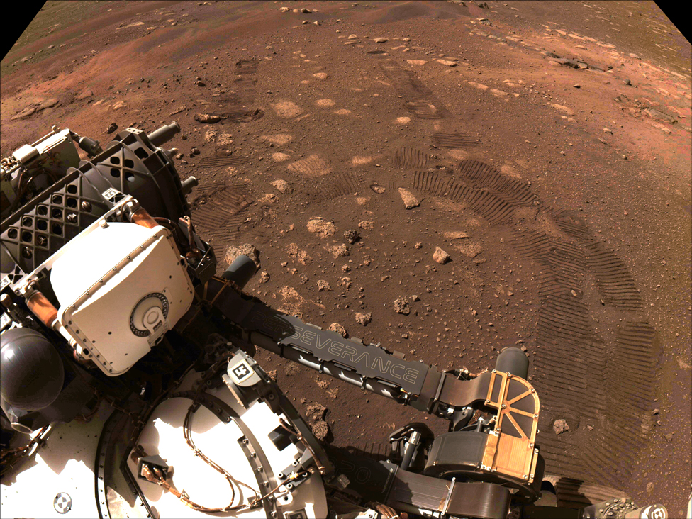 Una vista de parte del rover con sus huellas en el suelo, tomada durante el primer vuelo de rescate el 4 de marzo de 2021.