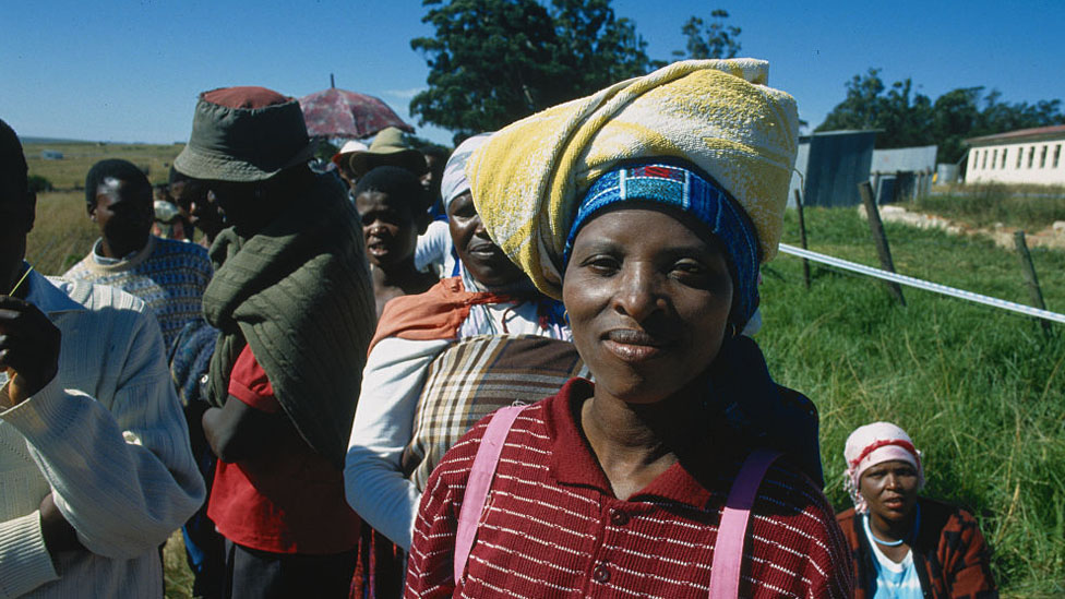 Южноафриканцы стоят в очереди, чтобы проголосовать во время выборов 1994 года