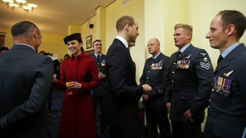 Принц Уильям и герцогиня Кембриджская на приеме после церемонии, посвященной окончанию поисково-спасательных операций Королевских ВВС в Долине Королевских ВВС в Уэльсе