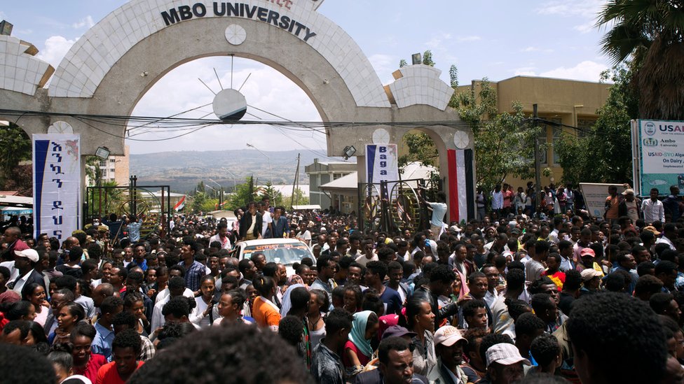 Люди заполняют дорогу после митинга нового премьер-министра Эфиопии в Амбо, примерно в 120 км к западу от Аддис-Абебы, Эфиопия, 11 апреля 2018 г.