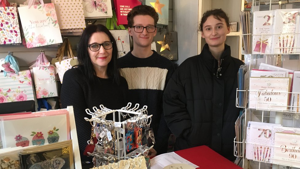 Элисон Чапман и ее близнецы Элиза и Арон в их магазине подарков и чайной Wonder Stuff