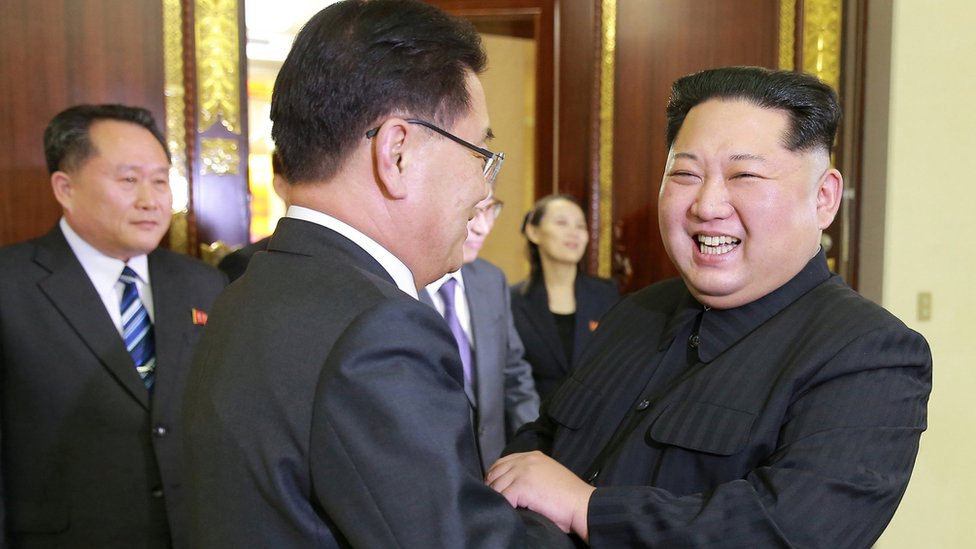 Лидер Северной Кореи Ким Чен Ын приветствует члена делегации президента Южной Кореи 6 марта 2018 г.