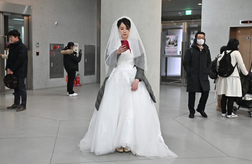 العروس تأخذ صورة شخصية "سيلفي" في حفل زفاف جماعي نظمته كنيسة التوحيد في كوريا الجنوبية.