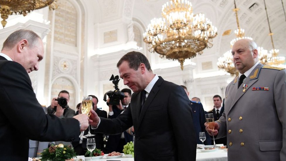 الرئيس فلاديمير بوتين، ورئيس الوزراء دميتري ميدفيديف، والجنرال سيرغي سوروفكين عام 2017 خلال حفل توزيع الجوائز العسكرية في الكرملين