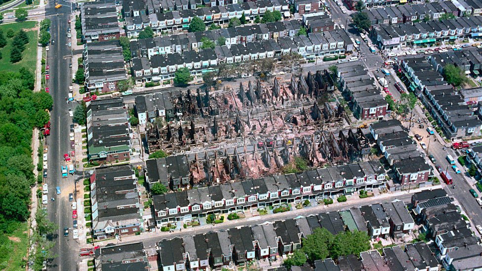 Restos de los edificios incendiados en 1985 por una bomba de la policía de Filadelfia