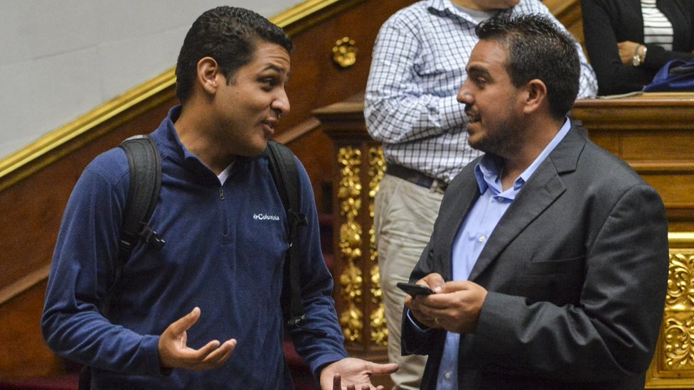 José Manuel Olivares admite que el compromiso de unidad de la oposición no alcanza para fijar ya un líder único. José Manuel Olivares, a la izquierda