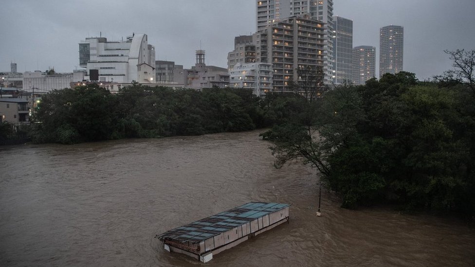 Un café en Tokio sumergido en el agua. Un café en Tokio sumergido en el agua.