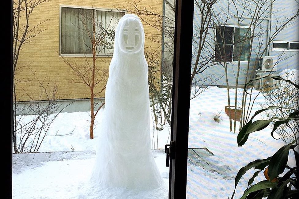 Высокий снеговик Безликого, сфотографированный через окно пользователем Instagram haruflower.beautytree.
