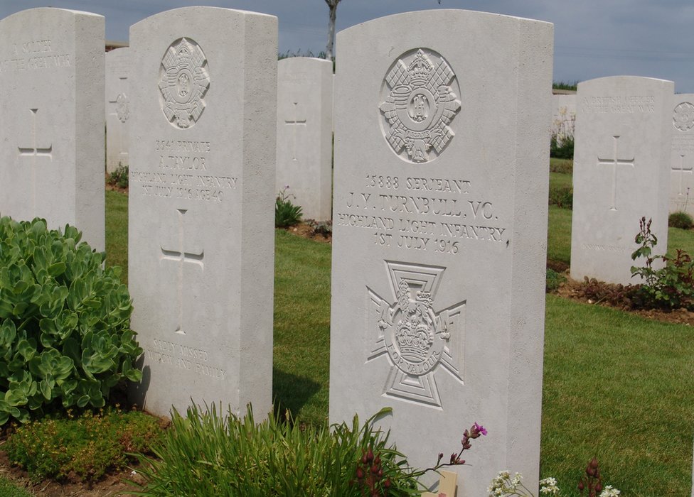 Два надгробия двум солдатам, погибшим в один день битвы на Сомме.
