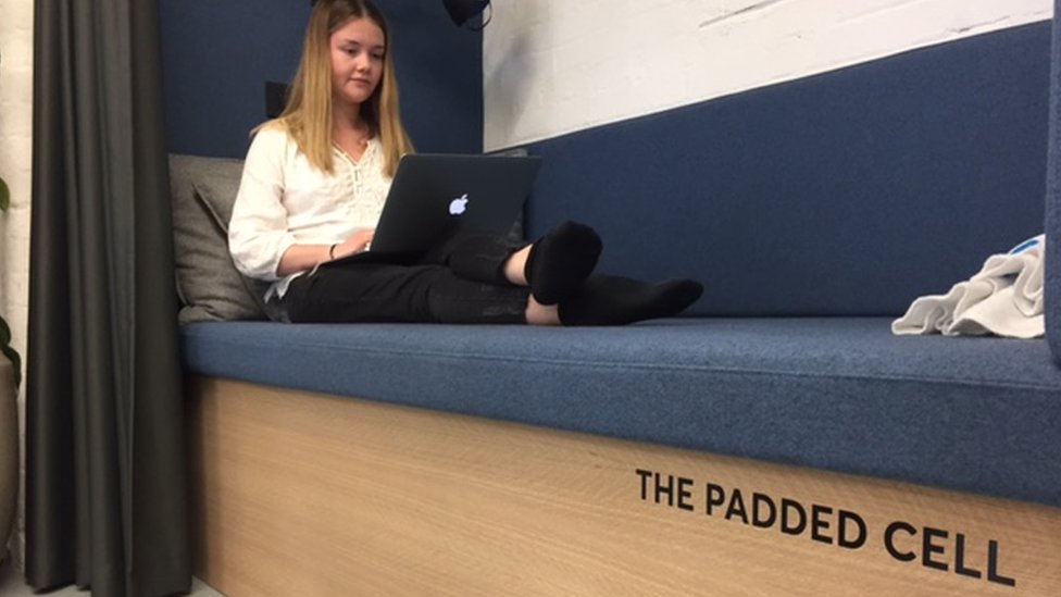 Asientos cómodos para trabajar a gusto. Asiento con mujer trabajando.