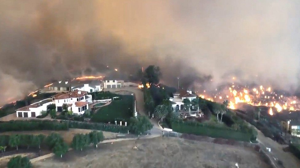 Вид с воздуха на пожар Вулси в Малибу, Калифорния, 9 ноября 2018 г.