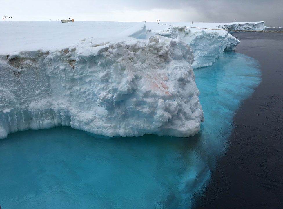 Шельфовый ледник Бранта в самом тонком месте, где он встречается с морем