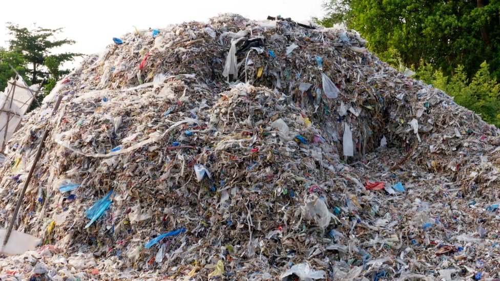 Montaña de basura plástica