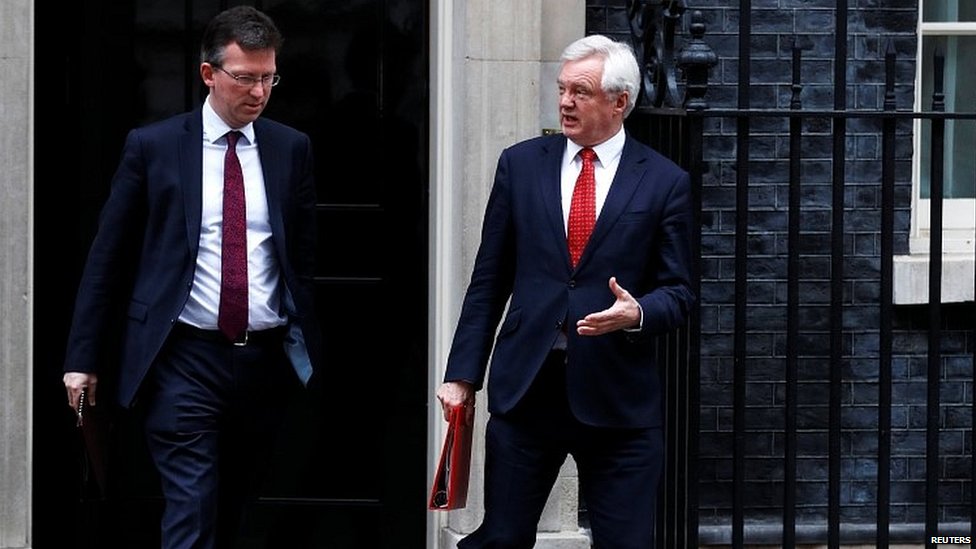 Секретарь Brexit Дэвид Дэвис (справа) и генеральный прокурор Джереми Райт покидают заседание кабинета министров