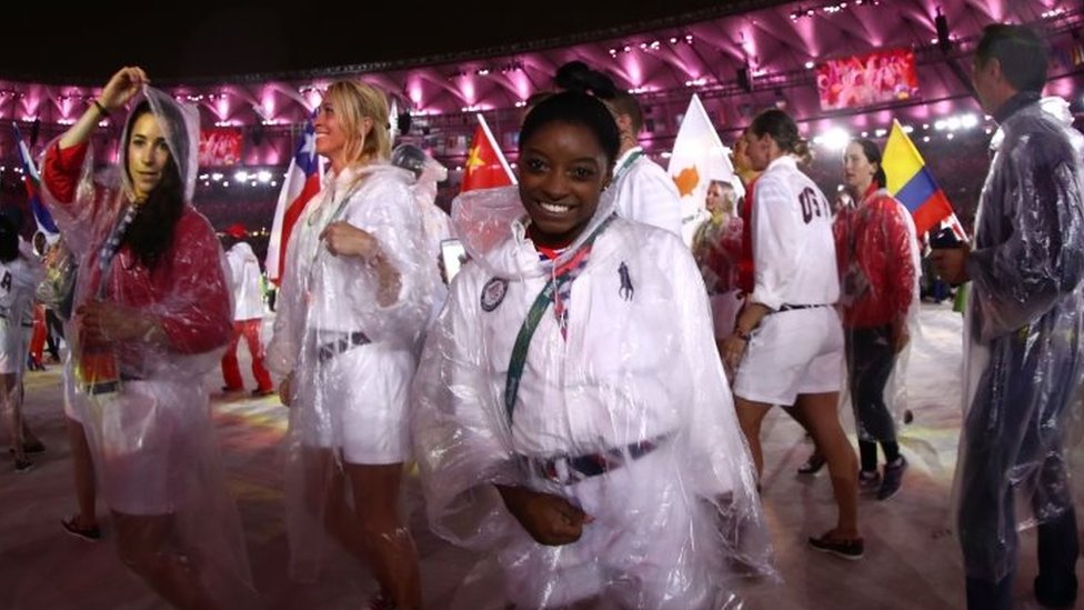 Simone Biles Selfie Clamour Delays Rio Closing Event Bbc News