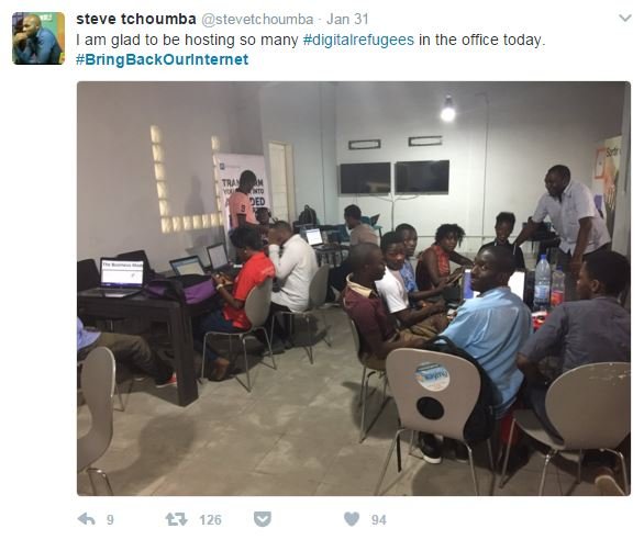 Твит, показывающий цифровых работников в офисе