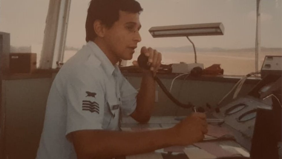 Sergio Mota da Silva en la torre de control del aeropuerto en Sao José dos Campos.