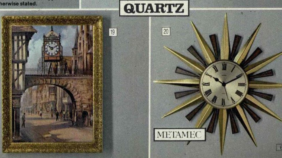 Крошечные настенные часы, установленные на большом изображении римской архитектуры в городе Честер
