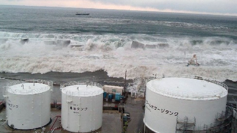 Aguas del océano se aproximan a la central nuclear de Fukushima