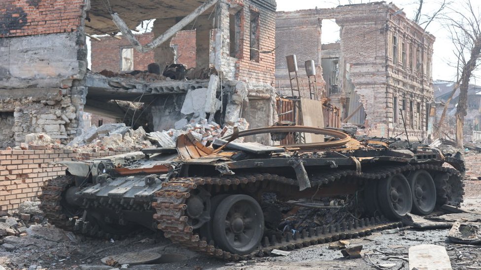 Un tanque destruido en Mariúpol.