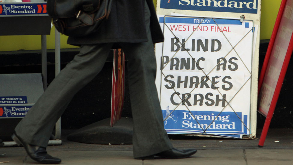 La bolsas en gran parte del mundo cayeron en 2008 y la crisis generó pánico en muchos lados, como indica este cartel en un puesto de diarios en Londres, en octubre de 2008.