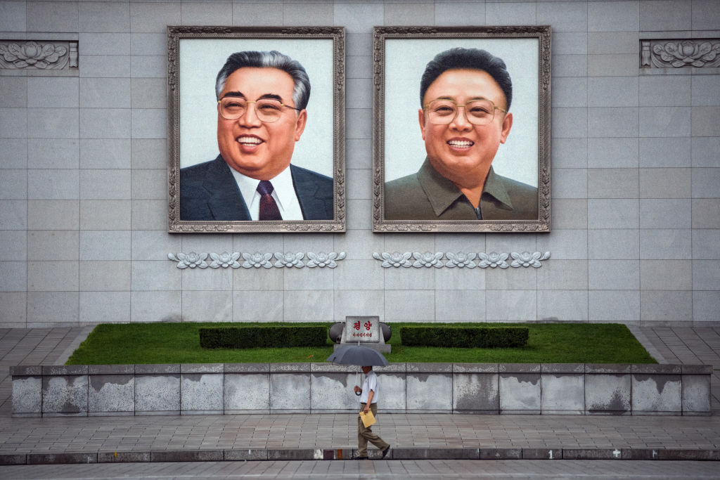 Retratos del fundador Kim Il-sung junto a su hijo y sucesor Kim Jong-il