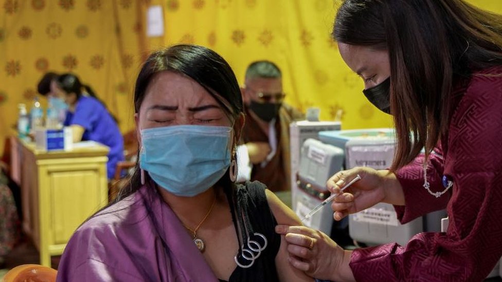 不丹首都廷布一處疫苗接種中心內一位女士接受新冠疫苗注射（26/7/2021）