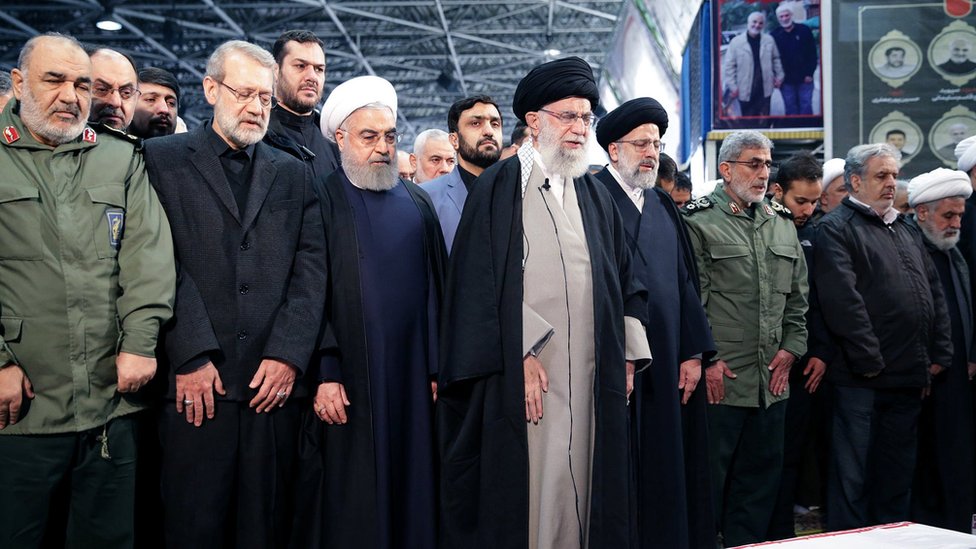 Верховный лидер Ирана аятолла Али Хаменеи и президент Ирана Хасан Рухани молятся возле гроба Касема Сулеймани вместе с другими официальными лицами в Тегеране, 6 января 2020 года