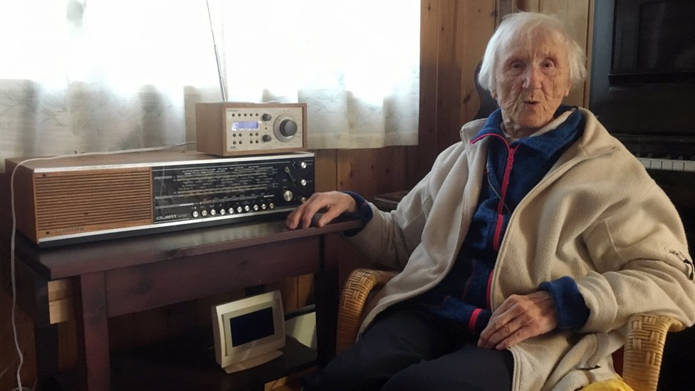 Джудіт Хааланд сидить у своєму будинку поруч зі старим радіо