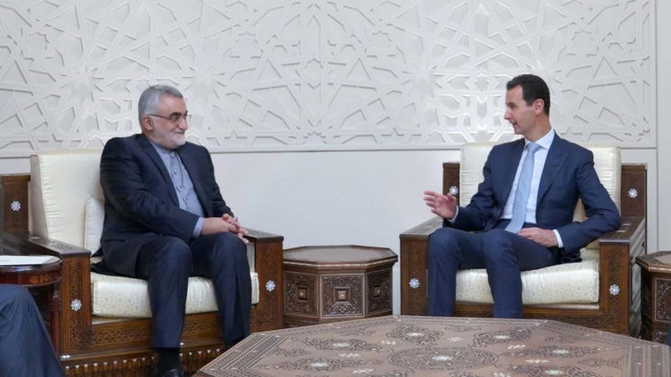 El presidente sirio, Bashar al Asad, reunido con el jefe de la Comisión de Política Exterior y Seguridad Nacional iraní, Alaeddin Boroujerdi, en Damasco, este mes de octubre. Bashar al Asad (derecha) y Alaeddin Boroujerdi.