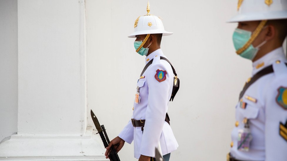 泰國皇宮外的衛兵戴著口罩