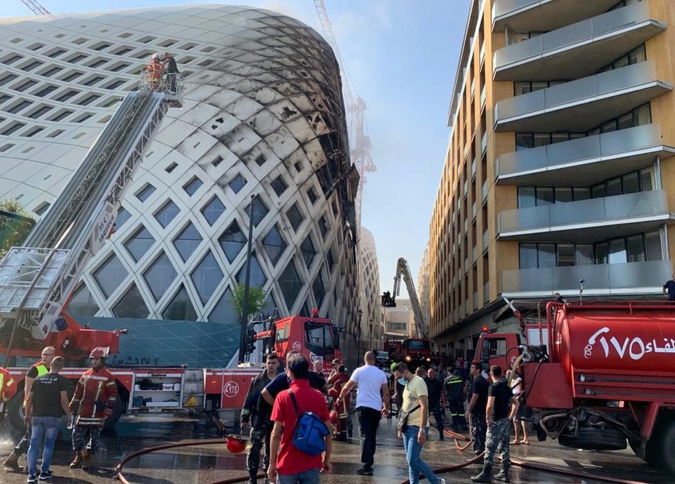 Пожарные тушат пожар в строящемся торговом центре Beirut Souks в Бейруте, Ливан (15 сентября 2020 г.)