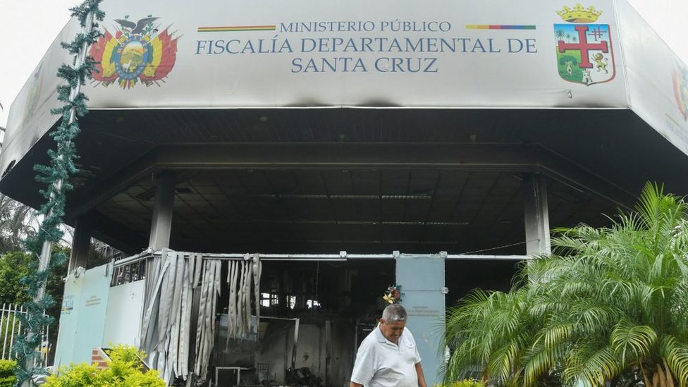 Edificio de la Fiscalía departamental de Santa Cruz quemado por las protestas.