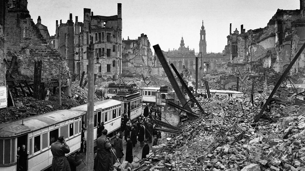 Люди едут на трамвае в Дрездене среди обломков, 1946 год