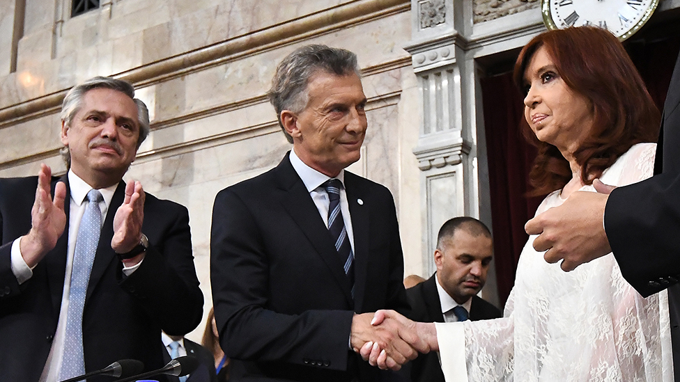 Mauricio Macri saluda a Cristina Kirchner durante la asunción del nuevo gobierno en diciembre de 2019