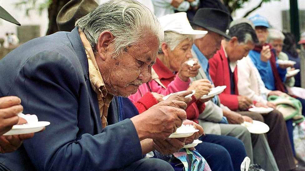 Pensionistas ecuatorianos reciben comida
