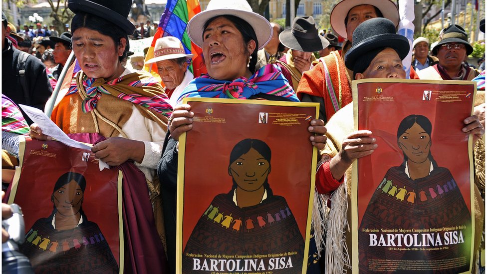 Un grupo de mujeres con carteles de Bartolina Sisa