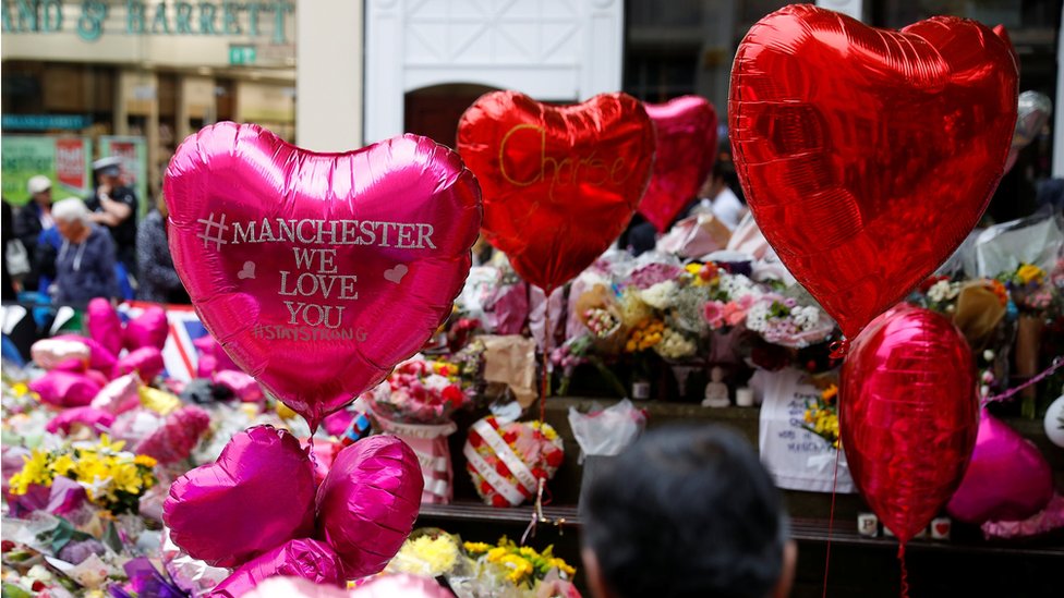 Цветы и дань уважения на площади Святой Анны в Манчестере