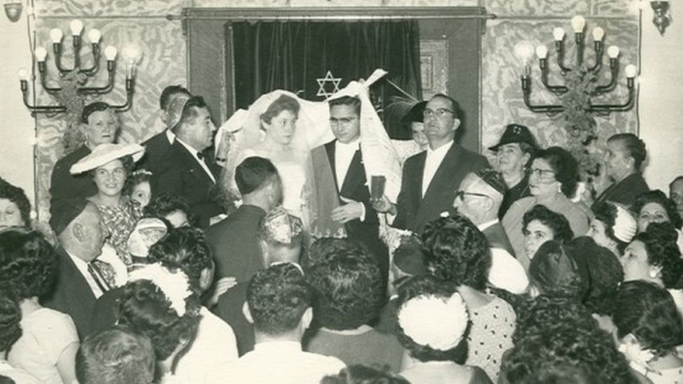 Люди на свадьбе в синагоге