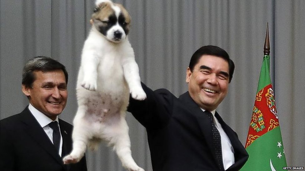 Туркменский лидер держит щенка за шею